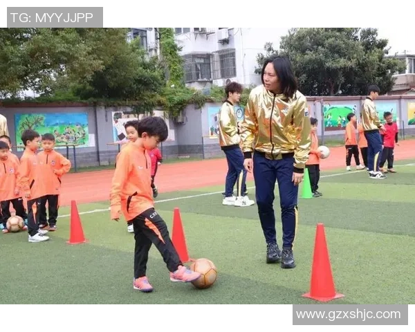 足球明星与孩子们亲密互动传递梦想与希望的温暖瞬间 足球明星与孩子们亲密互动传递梦想与希望的温暖瞬间